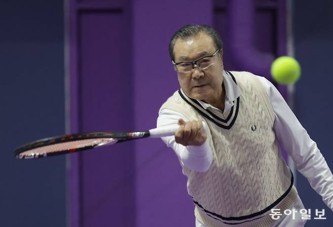 김문일 대표가 서울 구로구 고척동 귀뚜라미그린테니스코트에서 볼을 받아넘기고 있다. 변영욱 기자 cut@donga.com