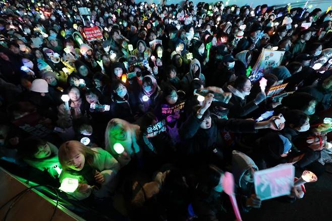 윤석열 대통령 탄핵소추안이 가결된 14일 서울 여의도 국회 앞에서 열린 윤 대통령 탄핵 촉구 집회에 참가한 시민들이 기뻐하며 노래를 따라부르고 있다.연합뉴스 제공