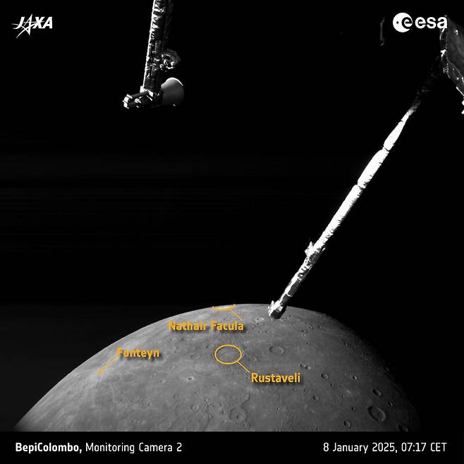 베피콜롬보 우주선이 수성 표면에서 2103km 떨어져 있을 때 찍은 사진. 맨 위 ‘나타이어 파쿨라’는 화성에서 가장 큰 화산 폭발이 만든 지형, 그 아래 루스타벨리는 지름 200km의 분지, 왼쪽 폰테인은 3억년 전에 형성된 충돌구다. 유럽우주국 제공