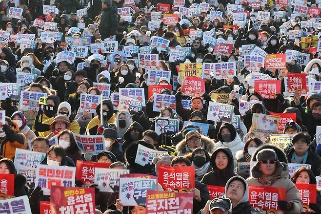 범시민총궐기대회가 열린 11일 오후 서울 종로구 광화문 동십자각 일대에 시민들이 모여 구호를 외치고 있다. 김영원 기자 forever@hani.co.kr