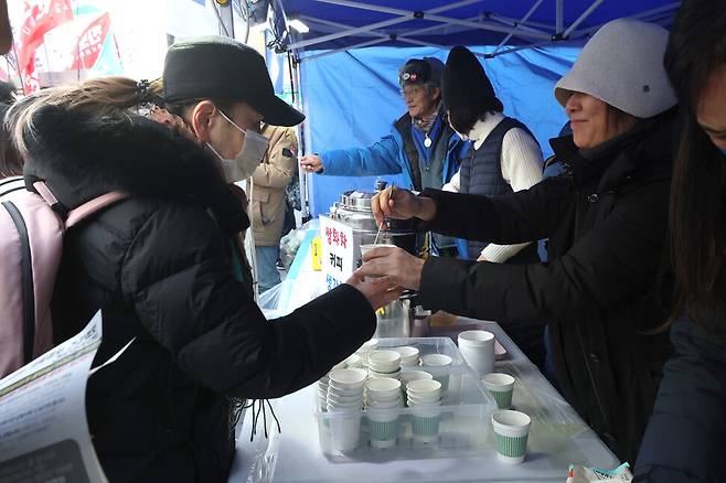 범시민총궐기대회가 열린 11일 오후 서울 종로구 광화문 국립고궁박물관 인근에서 시민들이 무료로 따뜻한 차를 받고 있다. 김영원 기자 forever@hani.co.kr