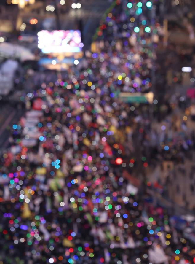 범시민총궐기대회가 열린 11일 저녁 시민들이 서울 종로구 광화문 동십자각 일대에서 명동 방향으로 행진하는 가운데 응원봉들이 빛나고 있다. 김영원 기자 forever@hani.co.kr