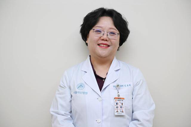 김효원 서울아산병원 소아정신건강의학과 교수가 서울 송파구 서울아산병원 스트레스 심리상담센터에서 한국일보와 인터뷰하며 미소 짓고 있다. 김 교수는 자폐스펙트럼 장애, ADHD, 틱 장애와 같은 신경 발달 장애와 청소년 우울증에 대해 진료하고 연구하고 있다. 2023년 대한소아청소년정신의학회 소천학술상을 수상했다. 그 역시 고등학생과 대학생 두 명의 아이를 키우는 부모다. 박시몬 기자