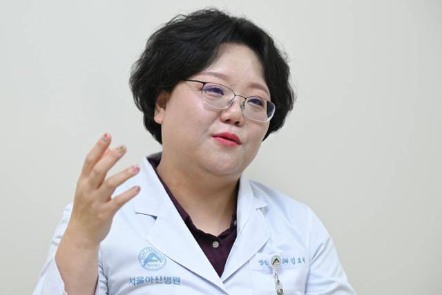 김효원 서울아산병원 소아정신건강의학과 교수는 "미디어와 SNS가 청소년에게 미치는 영향력이 막대하다"며 "가수 빈첸이 2018년 Mnet을 통해 방영된 '고등래퍼2'에서 자해와 관련한 노래를 부른 뒤 실제로 청소년 자해가 늘었다"고 말했다. 그는 이런 내용을 다룬 논문을 쓰기도 했다. 박시몬 기자