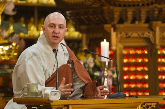 현각 스님은 동안거와 하안거가 끝나고 만행을 다닐 때 종종 대중을 상대로 법문을 하곤 했다. 백성호 기자