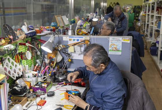 7080 어르신들이 키니스 장난감 병원에서 장난감을 고치고 있다. 김상선 기자