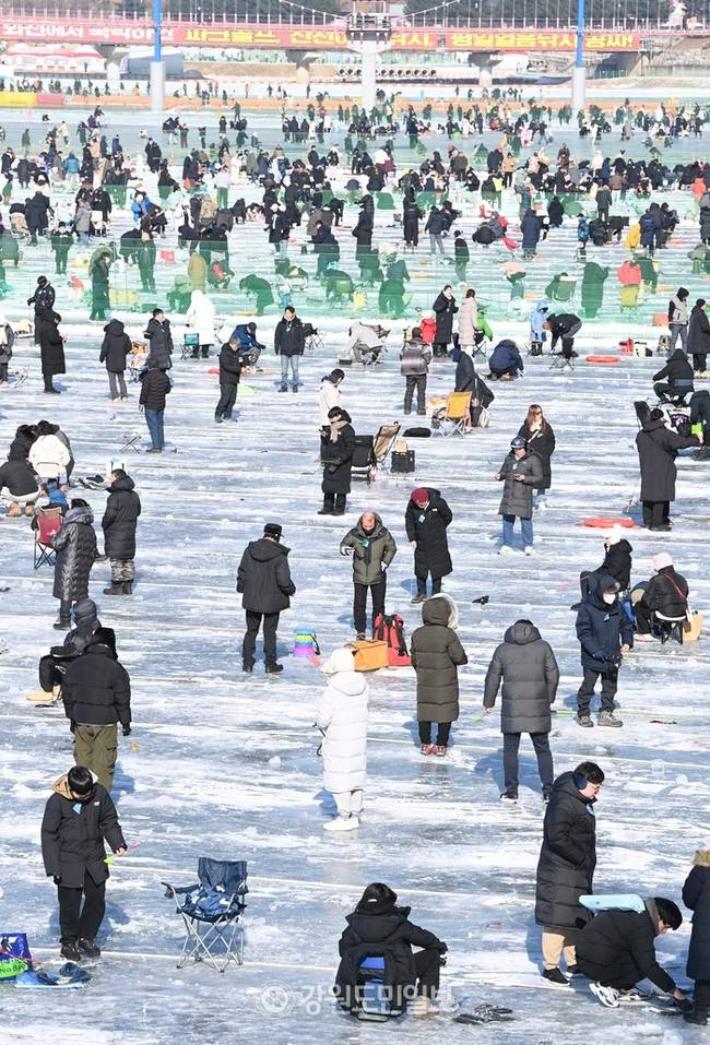 ▲ 2025 얼음나라 화천산천어축제 개막일인 11일, 축제장을 찾은 관광객들이 얼음판을 가득 메우고 있다.  서영