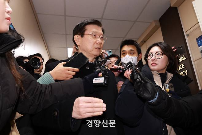 박종준 경호처장이 지난 10일 서울 서대문구 경찰청 국가수사본부 앞에서 출석하며 기자들에게 이야기하고 있다. 정지윤 선임기자