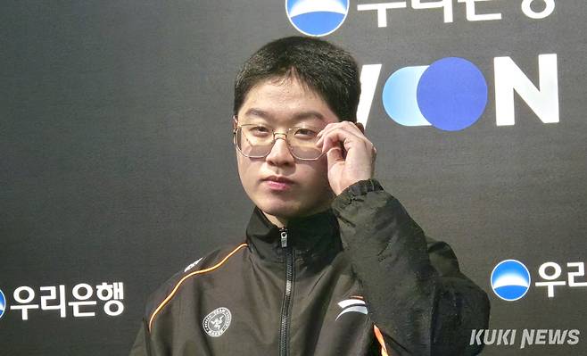 ‘제우스’ 최우제가 10일 서울 종로구 롤파크 LCK 아레나에서 취재진과 만나 인터뷰하고 있다. 김영건 기자