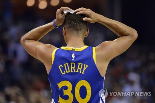 경기 도중 자신이 차고 있던 마우스피스를 던진 스테픈 커리 [AP=연합뉴스]