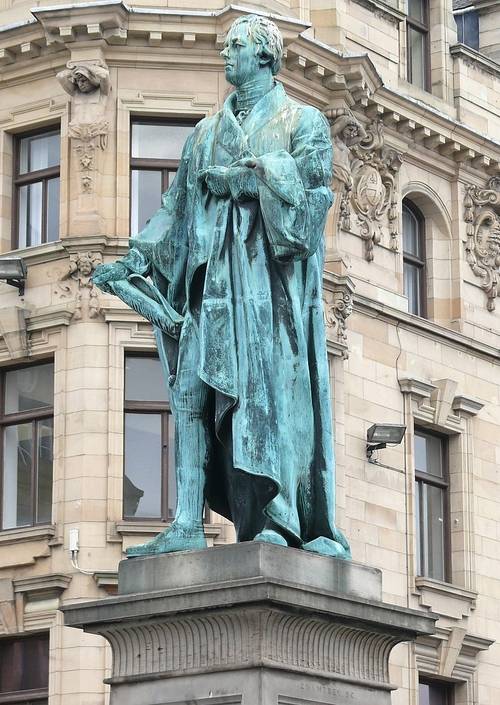 “나폴레옹에게 이길 수 있었던 건 모두 각자의 자리에서 일한 시민들의 공입니다. ” 스코틀랜드 에든버러에 세워진 윌리엄 피트 동상. [사진출처=Ad Meskens]