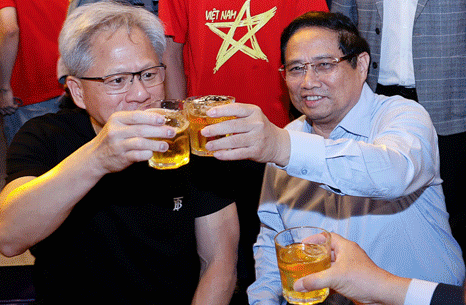 젠슨 황(왼쪽) 엔비디아  CEO와 맥주회동을 하고 있는 팜민찐 베트남 총리.