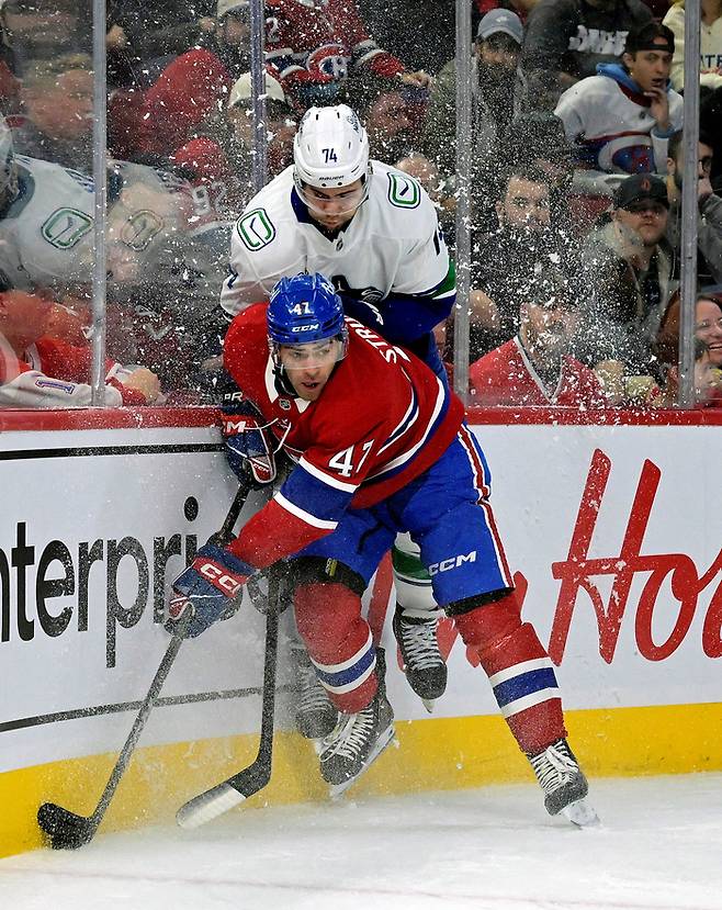 몬트리올 캐나디언스 수비수 제이든 스트러블(47)이 벨 센터에서 열린 첫 경기서 밴쿠버 캐넉스의 포워드 제이크 데브러스크(74)를 마킹하고 있다. [사진 = 연합뉴스]