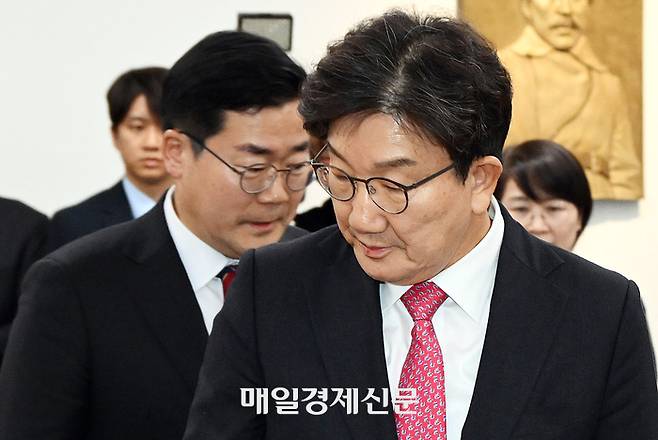 권성동(오른쪽) 국민의힘 원내대표와 박찬대(왼쪽) 더불어민주당 원내대표. [한주형기자]