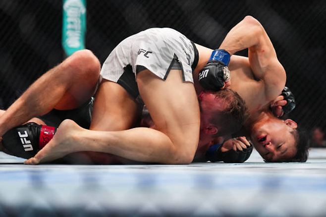 최두호가 UFC 310 메인카드 제1경기에서 네이트 렌드웨어를 그래플링으로 제어하고 있다. 사진=TKO