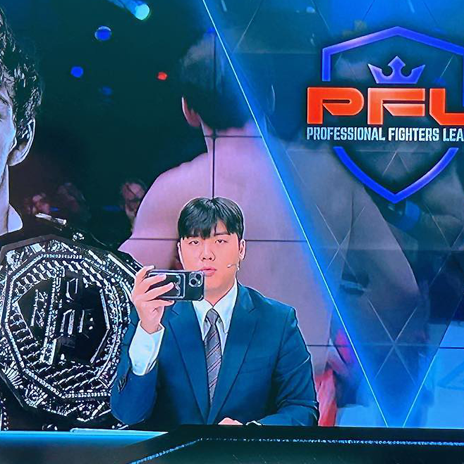 홍석현 아나운서가 2023 PFL 정규시즌 마지막 중계를 마치고 기념 촬영을 하고 있다. 사진=본인 제공