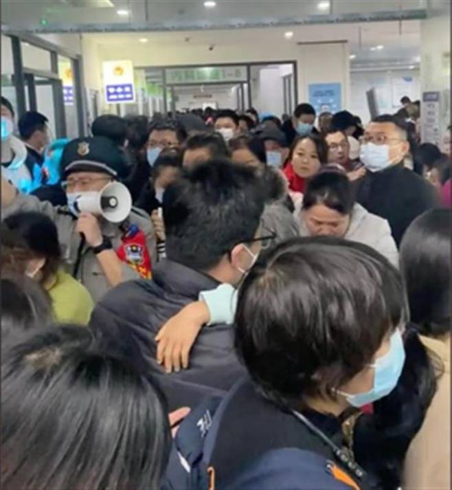 '사람 메타뉴모바이러스'(HMPV)에 감염된 환자들이 몰려든 중국의 한 병원 모습. /사진 = 바이두, 더우인(틱톡)