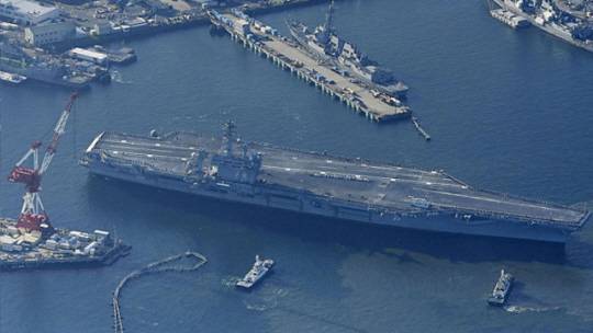 일본 요코스카항에 입항하는 미국 7함대 항공모함. 교도=AP／연합뉴스