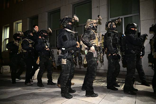 윤석열 대통령이 3일 밤 긴급성명을 통해 비상계엄을 선포한 가운데 4일 새벽 서울 영등포구 여의도 국회 본청 앞을 계엄군들이 가로막고 있다. 이상섭 기자