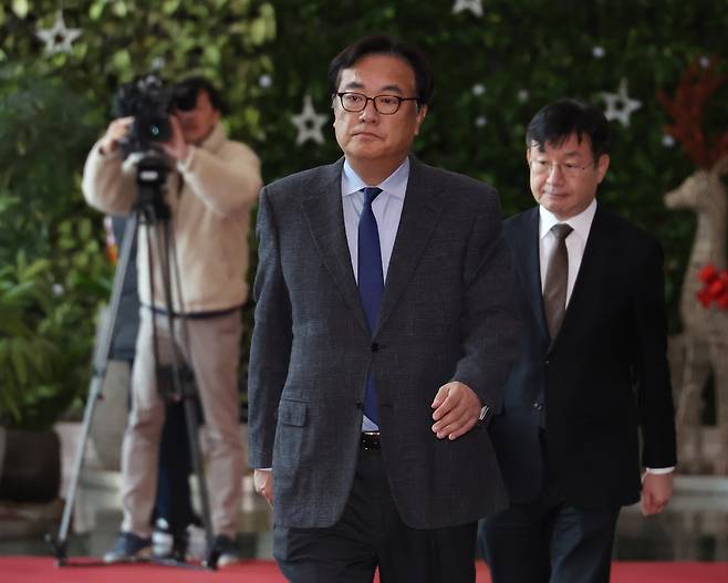 정진석 대통령 비서실장이 지난 12월 15일 서울 종로구 정부서울청사에서 한덕수 대통령 권한대행 국무총리를 만나 대통령 비서실과 총리비서실·국무조정실 간 업무 조정 문제를 협의한 뒤 청사를 나서고 있다.[연합]