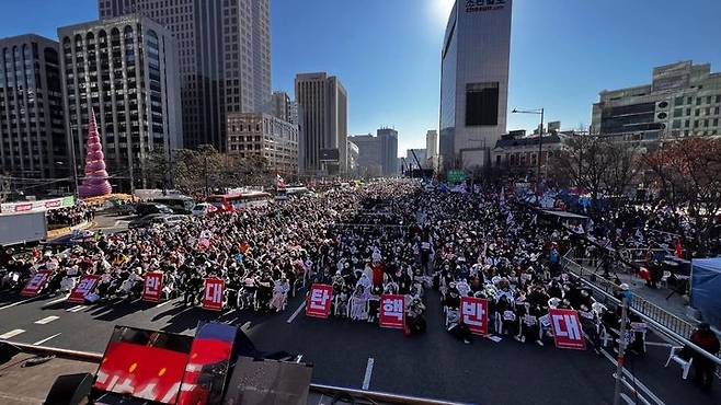 [서울=뉴시스] 자유통일당은 4일 오후 1시부터 광화문 일대에서 탄핵 반대 집회를 열었다. photo@newsis.com *재판매 및 DB 금지