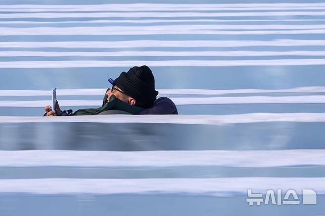 [하얼빈=AP/뉴시스] 6일 중국 헤이룽장성 하얼빈에서 열린 제41회 하얼빈 빙설제에서 한 남성이 얼음 미끄럼틀을 타고 있다. 2025.01.10.
