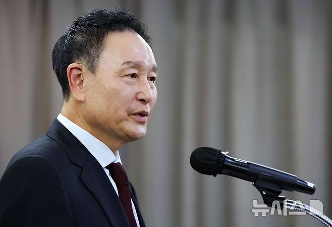 [서울=뉴시스] 황준선 기자 = 허정무 전 프로축구 K리그1 대전하나시티즌 이사장이 25일 오후 서울 송파구 올림픽파크텔에서 열린 대한축구협회장 선거 출마 기자회견에서 발언하고 있다. 2024.11.25. hwang@newsis.com