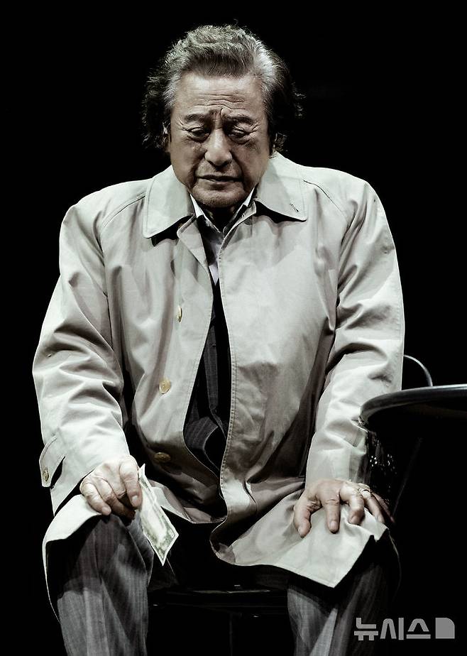 [서울=뉴시스] 연극 '세일즈맨의 죽음'. (사진=쇼앤텔플레이, T2N 미디어 제공)  photo@newsis.com *재판매 및 DB 금지