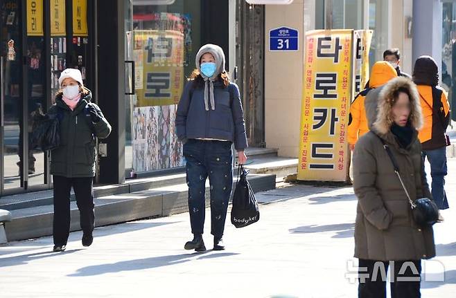[청주=뉴시스] 서주영 기자 = 11일 충북 청주시 성안길에서 주말을 즐기러 나온 시민이 길을 걷고 있다. 2025.01.11. juyeong@newsis.com
