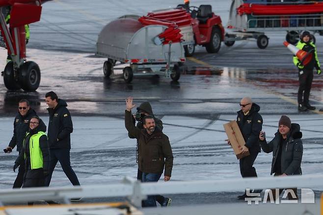 [그린란드=AP/뉴시스] 도널드 트럼프 미국 대통령 당선인의 장남 도널드 트럼프 주니어가 지난 7일(현지시각) 그린란드 누크에 도착해 손 인사를 하고 있다. 2025.01.11.