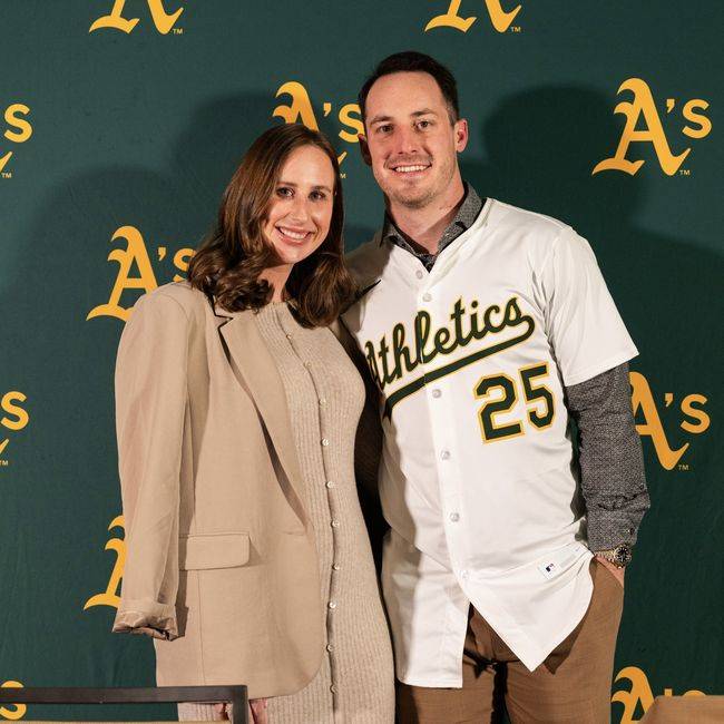 애슬레틱스 브렌트 루커(오른쪽)가 연장 계약 기자회견에서 아내 앨리와 포즈를 취하고 있다. /애슬레틱스 SNS