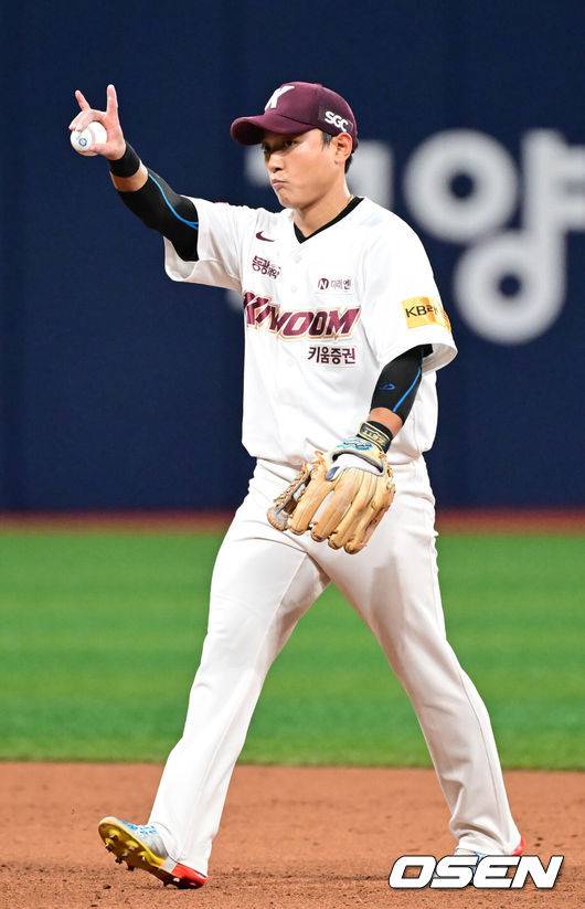 [OSEN=고척, 김성락 기자]  3일 오후 서울 고척스카이돔에서 ‘2024 신한 SOL BANK KBO리그’ 키움 히어로즈와 LG 트윈스의 경기가 진행됐다.이날 키움은 헤이수스를, LG는 엔스를 선발투수로 내세웠다.7회초 1사 1, 3루 키움 유격수 김태진이 LG 홍창기를 라인드라이브로 처리한 뒤 사인을 보내고 있다. 2024.07.03 / ksl0919@osen.co.kr