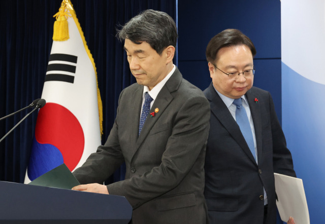▲이주호 부총리 겸 교육부 장관과 조규홍 보건복지부 장관이 '의료계와 의학교육계에 드리는 말씀'을 발표하기 위해 10일 서울 종로구 정부서울청사 브리핑룸으로 들어서고 있다. ⓒ연합뉴스