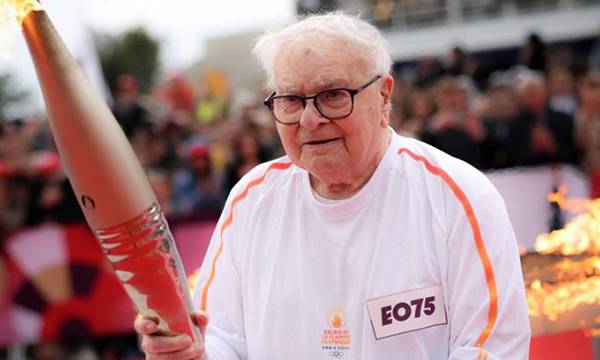 지난 2024년 7월 102세의 전직 프랑스 국가 대표팀 조정 선수 로제&nbsp;르브랑슈(1922∼2025)가 파리 올림픽 성화를 봉송하고 있다. 프랑스 조정 연맹 홈페이지