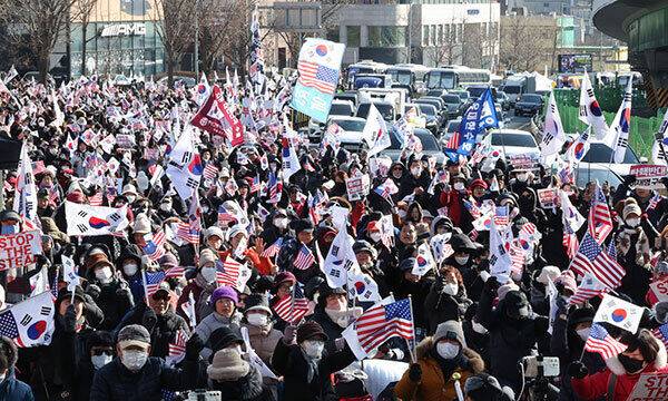10일 오후 서울 용산구 한남동 대통령 관저 인근에서 보수단체가 주최한 탄핵 반대 집회가 열리고 있다. 연합뉴스