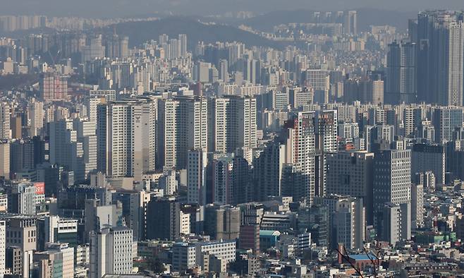 서울 남산에서 바라본 아파트 단지 모습. 뉴스1