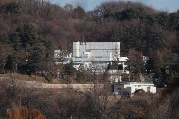대통령 체포영장 2차 집행 초읽기 - 고위공직자범죄수사처의 윤석열 대통령 체포영장 2차 집행 시도를 앞둔 가운데 10일 오후 서울 용산구 한남동 대통령 관저의 모습. 연합뉴스