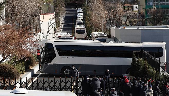 윤석열 대통령 체포영장 2차 집행 시도가 초읽기에 들어간 1월9일 서울 용산구 한남동 대통령 관저 정문이 대형 버스로 가로막혀 있다. ⓒ연합뉴스