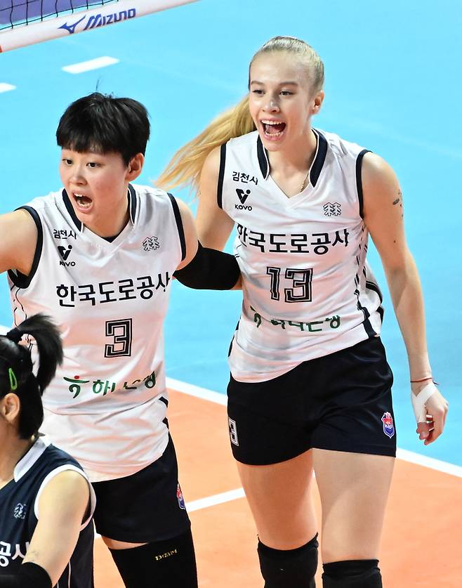 니콜로바(오른쪽)와 김다은 등 한국도로공사 선수들이 11일 흥국생명과 경기에서 득점 후 기뻐하고 있다. KOVO 제공