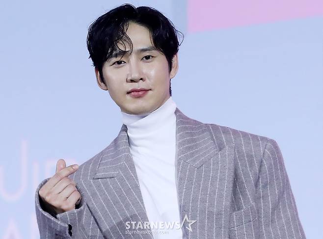 배우 박성훈이 9일 오전 서울 중구 동대문디자인플라자에서 진행된 넷플릭스 시리즈 '오징어 게임 시즌2' 제작발표회에 참석해 포즈를 취하고 있다. '오징어 게임 시즌2'는 복수를 다짐하고 다시 돌아와 게임에 참가하는 '기훈'(이정재)과 그를 맞이하는 '프론트맨'(이병헌)의 치열한 대결, 그리고 다시 시작되는 진짜 게임을 담은 이야기다. 오는 26일 공개. 2024.12.9 /사진=김창현 chmt@