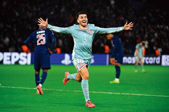 지난해 11월 6일(현지 시간) 프랑스 파리 파르크 데 프랭스 경기장에서 열린 유럽축구연맹(UEFA) 챔피언스리그 리그 페이즈 4차전에서 AT 마드리드 앙헬 코레아가 골을 넣은 뒤 환호하고 있다. [GETTYIMAGES]