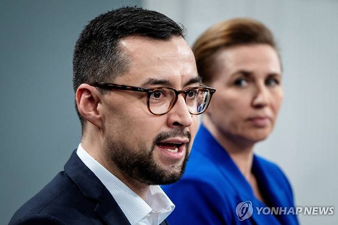 기자회견하는 그린란드 총리  (코펜하겐 로이터=연합뉴스) 무테 에게데 그린란드 총리가 10일(현지시간) 덴마크 코펜하겐에서 메테 프레데릭센 덴마크 총리(오른쪽)와 공동 기자회견에서 발언하고 있다. 2025.1.10 photo@yna.co.kr [재판매 및 DB 금지]