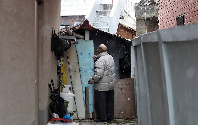등유 보일러 살피는 할아버지 촬영 천경환 기자