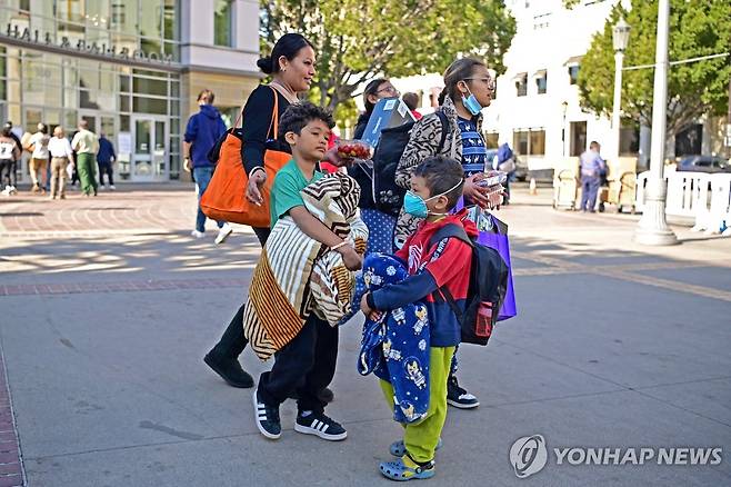 10일(현지시간) LA 산불 대피소로 이동 중인 주민들 [AFP=연합뉴스. 재판매 및 DB 금지]