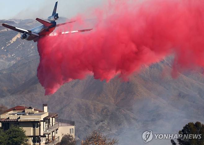 대피령 떨어진 LA 산불 지역 [AFP=연합뉴스. 재판매 및 DB 금지]