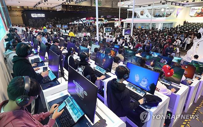 스무살 맞은 게임축제 지스타 (부산=연합뉴스) 손형주 기자 = 14일 부산 벡스코에서 개막한 국내 최대 게임쇼 지스타 2024에서 관람객들이 게임을 즐기고 있다. 올해로 20주년을 맞은 지스타는 17일까지 나흘간 B2C(기업-소비자 거래) 및 B2B(기업간 거래) 부스에서 국내외 게임 소비자들과 업계 관계자를 상대로 다양한 신작 게임과 정보기술(IT)을 소개한다. 2024.11.14 handbrother@yna.co.kr