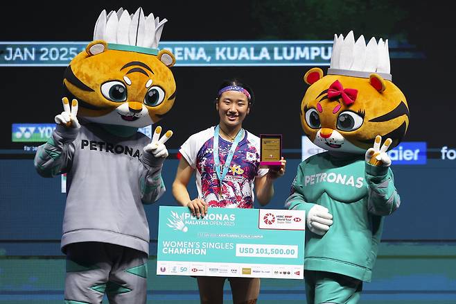 epa11819572 An Se Young of South Korea poses after winning the women's singles final match against Wang Zhi Yi of China at the Malaysia Open 2025 in Bukit Jalil, Malaysia, 12 January 2025.  EPA/FAZRY ISMAIL<저작권자(c) 연합뉴스, 무단 전재-재배포, AI 학습 및 활용 금지>