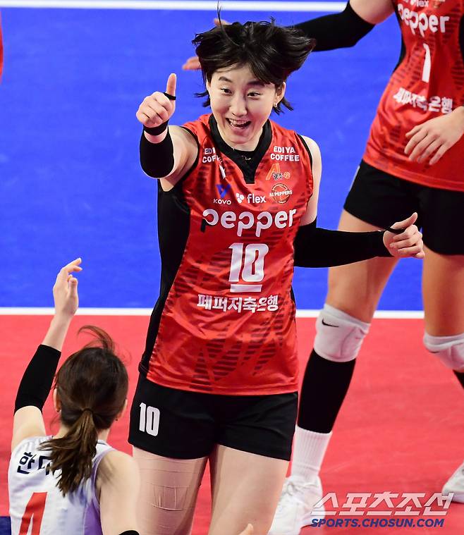 한다혜에게 엄지를 치켜들고 있는 박정아.