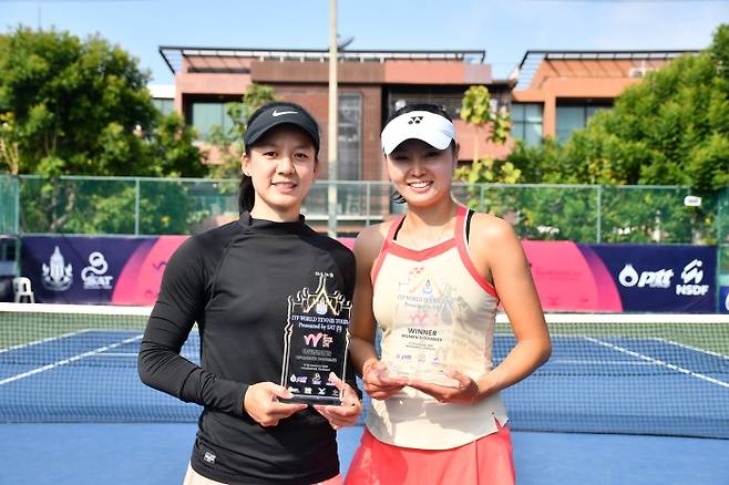 9개월 만에 프로대회 복식 우승을 한 장수정(오른쪽)