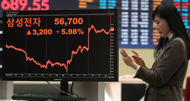 삼성전자가 지난해 11월 18일 대규모 자사주 매입 계획을 밝힌 이후 주가가 급등했다./뉴스1